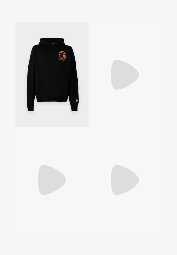 Sort hættetrøje lavet af blødt stof, med en frontlomme, ribbede manchetter og et astronautgrafik i orange og gul på venstre bryst.; Sort bomulds T-shirt med et farverigt grafisk motiv af forskellige læber i forskellige mønstre og farver på foran. Rund halsudskæring, korte ærmer.; Blå denimjeans med lige ben, der har en knaplukning, bæltestropper og let falmning på lårene.; Sorte lædersneakers med en glat overflade, rund tå og snørebåndslukning. Har en tyk gummisål og minimal branddetalje.