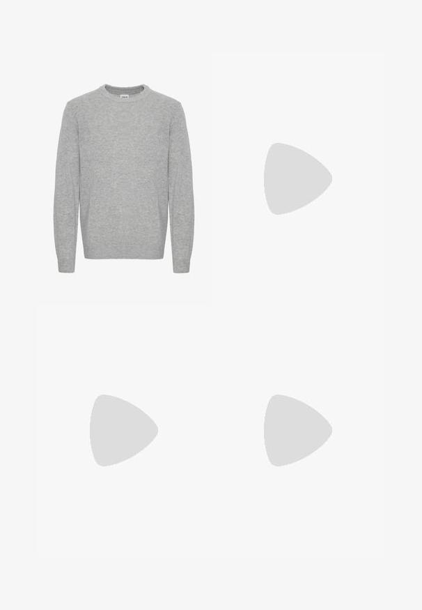 Lysegrå strikket sweater med rund hals og lange ærmer, med ribbet manchetter og kant, frontvendt på hvid baggrund.; Hvid kortærmet crewneck T-shirt lagt fladt ud, ensfarvet design, med "WEEKDAY" mærkat inde i kraven på en lys baggrund.; Denimjeans med en lys blå vask, med en brun læderlap bagpå, orange syninger og et rødt logomærke på venstre lomme.; Hvide sneakers med en glat læderoverdel og lav profil. Har en rund tå, seks snørehuller og en tekstureret gummisål.