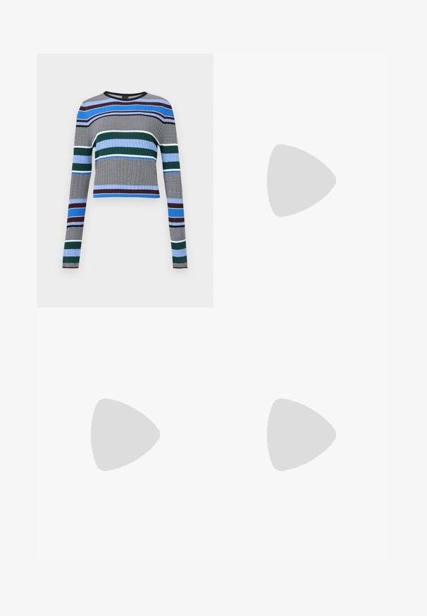 Pull en maille côtelée à manches longues avec des rayures horizontales bleu, vert, noir, blanc et marron sur fond gris.; Jupe grise arrivant aux genoux avec un design épuré. Confectionnée dans un tissu lisse, elle comporte une fente latérale et des lignes nettes pour une apparence minimaliste.; Escarpin noir à bride arrière avec un bout pointu, une finition satinée élégante et un talon fin de 7,5 cm. Design latéral ouvert avec des détails de couture minimalistes.; Boucles d’oreilles créoles en métal argenté avec une surface lisse légèrement incurvée et des fermoirs à clapet sur un fond blanc uni.