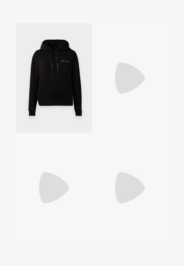 Zwarte hoodie van zacht materiaal, met een voorzak, ribgebreide manchetten, trekkoorden en een gouden geborduurd logo op de borst.; Zwart T-shirt met korte mouwen en gouden "ARMANI EXCHANGE" tekst gecentreerd op de borst en een ronde hals.; Lichtblauwe spijkerbroek met een hoge taille, knoopsluiting, voorzakken en brede rechte pijpen.; Zwarte leren ballerina met een ronde neus, gladde textuur, minimale stikdetails en een flexibele zoolontwerp.