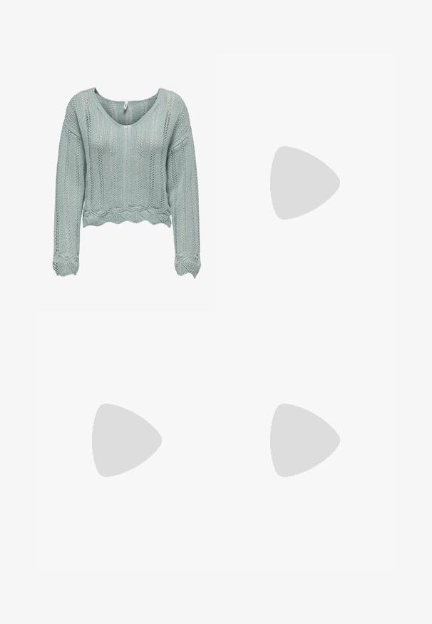 Pull court vert clair en tissu tricoté, avec un col en V, des manches longues, et un ourlet ondulé. Présente un motif ajouré dans tout le vêtement.; Jean en denim bleu clair à jambes larges avec une taille haute, dotés d'une fermeture à bouton, de cinq poches et d'une texture légèrement délavée.; Jambes vêtues d’un pantalon slim noir avec des fentes à l’avant de l’ourlet, assorties à des chaussures plates Mary Jane noires avec une petite bride à boucle.; Sac à main en métal argenté de forme triangulaire, texture lisse et fine bandoulière réglable. Présente un design rabat avec couture.