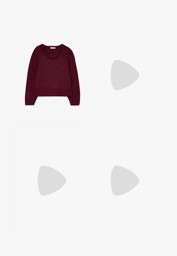 Bordeaux trui met een V-hals, lange mouwen en een ribgebreide halslijn. Zachte textuur en losse pasvorm, met een cropped zoom.; Hoge taille, bordeauxkleurige flared broek met voorplooien en een getailleerde pasvorm, weergegeven op een witte achtergrond.; Glanzende donkerrode lakleren Mary Jane platte schoen met een klein gespenriempje en een zwarte zool, zijaanzicht tegen een witte achtergrond.; Bourgondische handtas van glanzend materiaal, rechthoekige vorm, met twee schouderbanden en subtiele gebogen accenten aan de voorkant.
