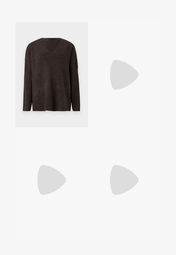 Pull en v noir, marron foncé, avec des manches longues et une coupe décontractée. Texture douce et légère nervure aux poignets et à l'ourlet. Pas de logos visibles.; Pantalons larges en marron foncé, fabriqués en tissu doux avec une taille élastique et un ourlet propre, idéaux pour le confort et le style décontracté.; Jambes portant des leggings côtelés foncés associés à des ballerines noires avec de petits détails en nœud sur fond blanc.; Sac à main noir rembourré avec une poignée arrondie, présentant une surface lisse et brillante ainsi qu'une texture douce et matelassée. Pas de quincaillerie ou d'accents visibles.