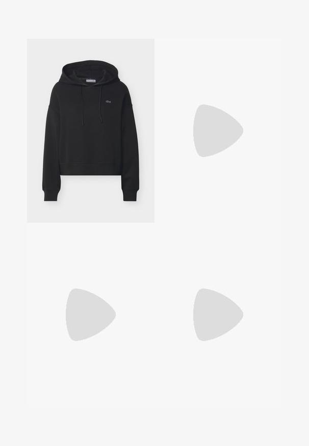 Sudadera negra con capucha tipo pulóver, bolsillo frontal, capucha con cordón, puños acanalados y pequeño logo bordado en el pecho.; Pantalones blancos de pierna ancha con cintura elástica y cordón ajustable. Hechos de tela suave con costuras verticales para un look entallado.; Bota de tobillo de cuero negra con punta afilada, tacón cuadrado y una correa con un detalle de logo metálico. Textura suave y diseño minimalista.; Pendientes circulares de oro con dos pequeños anillos de plata en cada uno, que muestran detalles sutiles del nombre de la marca grabado, colocados sobre un fondo blanco.