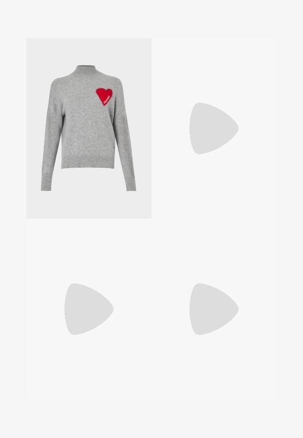 Pull en tricot gris avec un col montant, présentant un design de cœur rouge brodé avec le mot "FUTURE" sur le côté gauche.; Jupe en tweed noir avec une surface texturée. Présente une coupe droite, une taille haute et un ourlet légèrement effiloché. Design simple, sans quincaillerie visible.; Botte de cheville en cuir noir avec un bout pointu, un talon carré et une sangle avec un détail de logo métallique. Texture lisse et design minimaliste.; Sac à main rectangulaire de couleur crème avec une seule sangle et une fermeture éclair sur le dessus, comportant une petite plaque de logo embossé à l'avant.