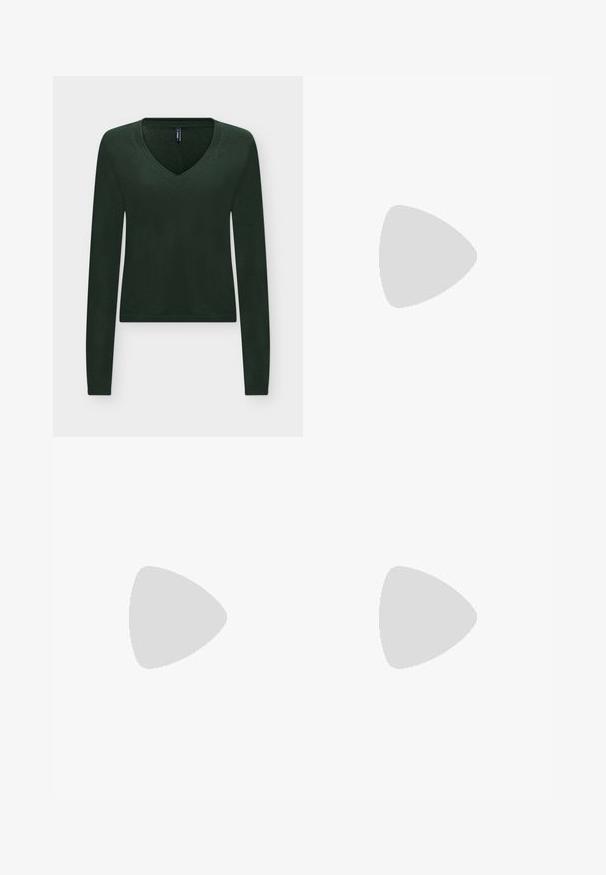 Pull tricoté vert foncé à manches longues avec col en V, poignets et ourlet côtelés, présenté sur un fond clair.; Pantalons évasés bordeaux taille haute avec pinces à l'avant et coupe ajustée, présentés sur fond blanc.; Jambes portant des leggings côtelés foncés associés à des ballerines noires avec de petits détails en nœud sur fond blanc.; Sac à main bordeaux en matériau brillant, de forme rectangulaire, avec deux anses et des accents légèrement courbés à l'avant.