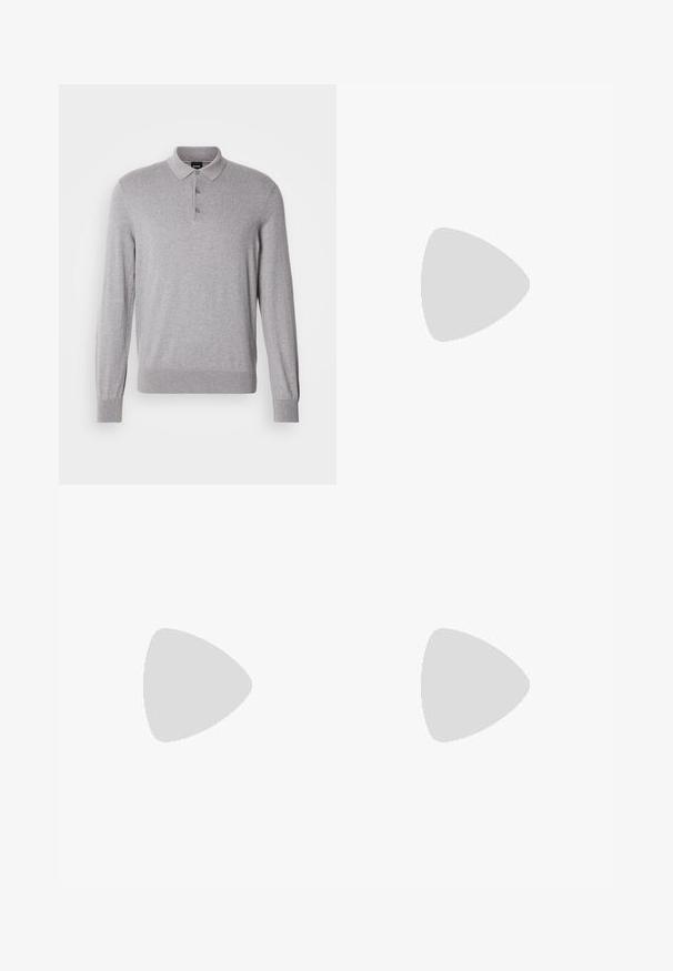 Polo manches longues gris en tissu doux, avec col, patte à trois boutons et poignets et ourlet côtelés.; Pantalons noirs en tissu lisse, avec une coupe droite, des plis à l'avant et une fermeture à bouton avec passants de ceinture.; Chaussure habillée à double boucle pour homme en cuir noir, avec une section médiane texturée et un bout poli, semelle plate, et logo embossé sur le talon.; Sac en cuir noir avec surface texturée, deux poignées et une bandoulière amovible. Il présente des fermetures éclair en argent et des éléments de design minimalistes.