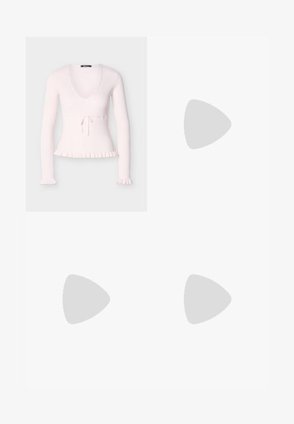 Pull côtelé rose clair à manches longues, col en V profond, ceinture à nouer à la taille, ourlet et poignets à volants. Texture douce et coupe ajustée.; Mini-jupe blanche à volants avec taille élastiquée smockée et détails subtils de couture horizontale sur tissu léger.; Jambes portant des leggings côtelés foncés associés à des ballerines noires avec de petits détails en nœud sur fond blanc.; Sac à main synthétique blanc avec deux poches avant, chacune ornée d'un nœud noué. Texture lisse, anses arrondies et fermeture zippée.