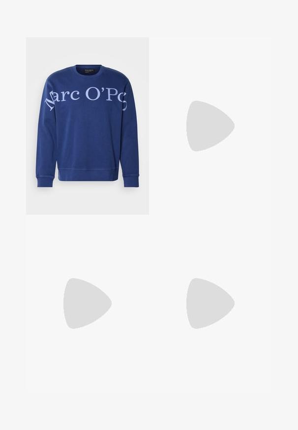 Blaues Sweatshirt aus Baumwolle mit Rundhalsausschnitt, langen Ärmeln und großen weißen Buchstaben mit der Aufschrift "Marc O'Polo" auf der Vorderseite.; Schwarze Jogginghosen mit einem Kordelzugbund, hergestellt aus weichem, elastischem Material. Sie haben einen lockeren Schnitt mit geraden Beinen und keine sichtbaren Taschen.; Weißer Sneaker mit strukturierter Sohle und schwarzem Absatzdetail, schwebend über einer Holzbank mit hohem grünem Gras im Hintergrund.; Schwarze Nylon-Reisetasche mit doppelten Griffen, verstellbarem Schultergurt, vorderer Reißverschlusstasche und Markenlabel. Glatte Textur und strukturierte Form.