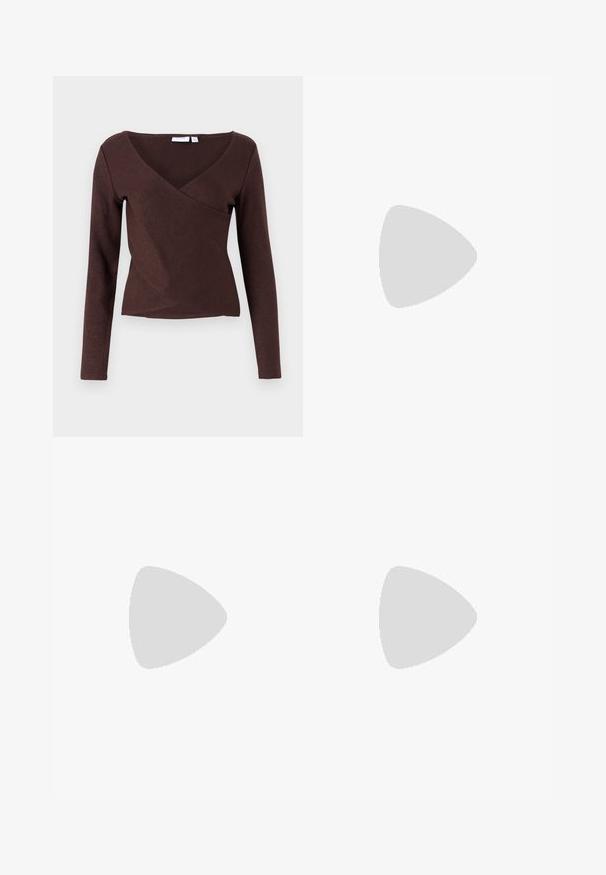 Haut marron à manches longues avec un design croisé, doté d'un décolleté en V profond et d'une texture lisse. Composé d'un matériau léger et extensible.; Jean en denim bleu clair avec une taille haute, une coupe droite et des zones décolorées. Comprend des poches avant standard et une fermeture à bouton.; Ballerines en cuir verni marron avec un bout pointu, présentant deux sangles réglables et des boucles en argent, ainsi qu'un petit talon carré.; Sac à main en cuir blanc avec une forme structurée, poignée supérieure, bandoulière amovible et fermeture à boucle argentée. Texture lisse, design minimaliste.
