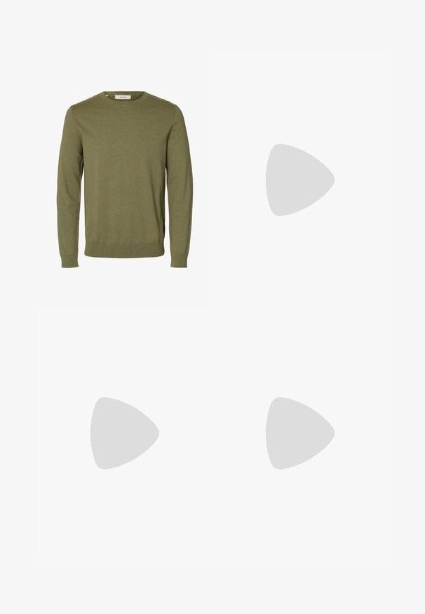 Olivengroene trui met lange mouwen en ronde hals, geribde boorden bij mouwen en zoom, effen gebreide stof en een "Selected" merklabel binnenin de kraag.; Zwarte lange mouw blouse met knopen aan de voorkant, een met knoop sluitende kraag en een enkel borstzakje, afgebeeld tegen een effen lichte achtergrond.; Zwarte broek gemaakt van gestructureerde stof, met een knoopsluiting, twee voorplooien en een rechte pijp.; Zwarte leren enkellaarzen met een ronde neus, vetersluiting aan de voorkant en een gestructureerde rubberen zool. Voorzien van een trekband op de hak voor eenvoudig aan- en uittrekken.