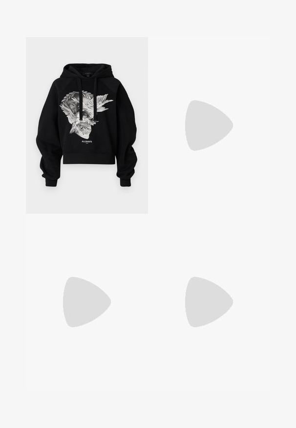 Μαύρο cropped φούτερ από βαμβάκι, με γραφικό σχέδιο κρανίου και φτερών μπροστά, με κορδόνια και ραγκλάν μανίκια.; Λευκό πουκάμισο με μακριά μανίκια και κουμπιά, γιακά, μπροστινή τσέπη και μαύρη ετικέτα "DKNY JEANS" στην τσέπη και στα μανίκια.; Μαύρο τζιν ψηλόμεσο με φαρδύ πόδι, με κουμπιά και φερμουάρ μπροστά, δύο μπροστινές τσέπες και θηλιές για ζώνη.; Γκρι επίπεδο παπούτσι με στρογγυλή μύτη, διακοσμημένο με μεταλλικά τρουκς, και πλευρική ταινία με λεπτομέρεια ασημένιου κλειδώματος. Λείος υφή.