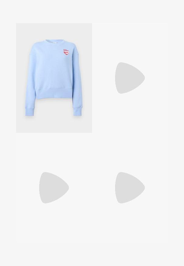 Világoskék környakas pulóver hosszú ujjal, a mellkason egy kis piros szív logóval és "To You Love: Nike" felirattal.; Világos rózsaszín rövid ujjú, kerek nyakú Nike póló, középen a mellrészen egy kis fehér Nike logóval, sima háttér előtt bemutatva.; Fekete sportnadrág, szűkített derékkal és bővülő szárakkal. Rugalmas anyagból készült, oldalán kis logóval díszítve.; Nike sneaker bézs és szürke textúrával ellátott felsőrésszel, fekete kiegészítőkkel, egy nagy "90" logóval és fehér fűzős záródással. Fekete talp.