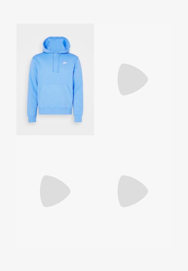 Svetlomodrá mikina Nike vyrobená z mäkkej tkaniny s predným vreckom, kapucňou na šnúrku a bielym logom na hrudi. Klasický puloverový dizajn.; Svetlomodré krátke tričko s krátkym rukávom značky Nike s veľkým štýlovo spracovaným bielym logom Nike a grafikou swoosh na hrudi.; Sivé tepláky vyrobené z jemného materiálu, s elastickým pásom so šnúrkou, dvomi bočnými cargo vreckami a zúženými manžetami.; Šedá a biela športová teniska s viditeľnou podrážkou s vzduchovou vložkou a sieťovinovými panelmi, zobrazená v profile na jednoduchom svetlom pozadí.