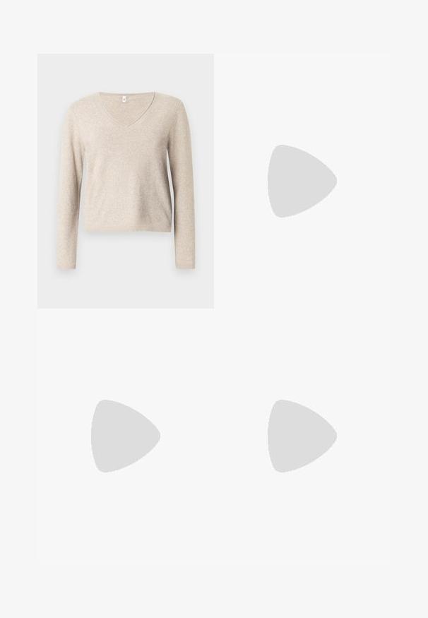Pull beige à col en V en tissu tricoté doux avec des manches longues, présentant une coupe décontractée et un ourlet côtelé. Surface texturée avec un léger éclat.; Chemise blanche à manches longues avec boutons, col pointu, ourlet droit et silhouette ajustée, présentée sur un fond clair uni.; Jupe à carreaux noir et blanc, fabriquée en tissu léger, dotée d'une ceinture avec un bouton et d'un design plissé pour plus de détails.; Jambes portant des leggings côtelés foncés associés à des ballerines noires avec de petits détails en nœud sur fond blanc.