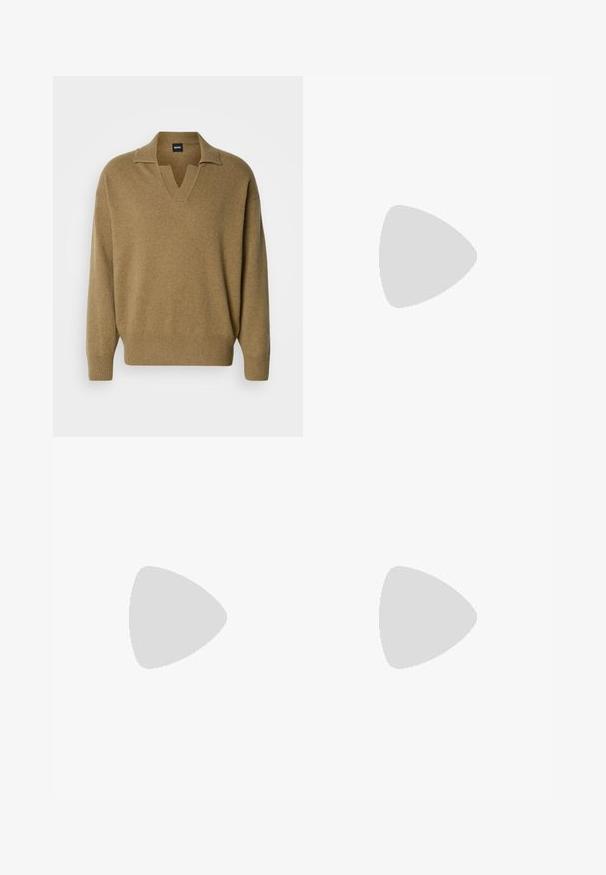 Pull en maille brun surdimensionné avec un col en V et des poignets côtelés. Confectionné en tissu doux avec une finition texturée et une coupe décontractée.; Chemise bleu clair boutonnée, en tissu à texture lisse. Comprend un petit logo rouge sur la poche poitrine et un col à boutons.; Jean en denim large à jambes bleues foncées avec des plis devant et des coutures orange, présenté sur fond blanc.; Mocassin en cuir noir avec semelle en caoutchouc épaisse, dessus cousu et nom de marque embossé sur le talon, présenté de profil sur fond blanc.