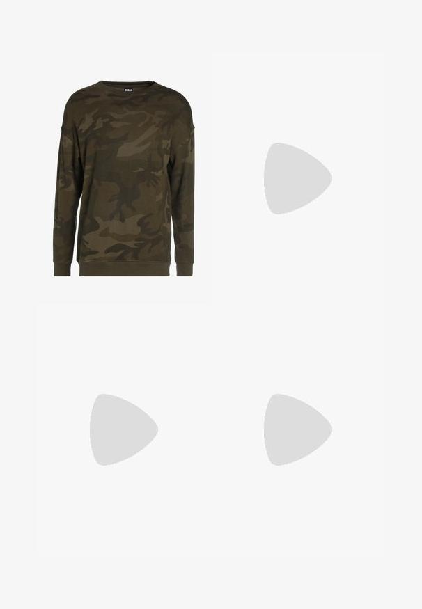 Grüner Camouflage-Pullover mit langen Ärmeln, rundem Halsausschnitt und gerippten Bündchen. Aus weichem Stoff mit verschiedenen grünen und braunen Mustern gefertigt.; Beige Chinos mit glatter Textur, schmaler Passform, Knopfverschluss und Gürtelschlaufen, ausgestattet mit einem standardmäßigen Design für Fronttaschen.; Brauner Leder-Stiefelette mit schwarzem Kragen, gelben Schnürsenkeln und hellbrauner Sohle. Verfügt über ein Logo und weiße Ziernähe. Robuste Profilsohle.; Piquadro Aktentasche - nero