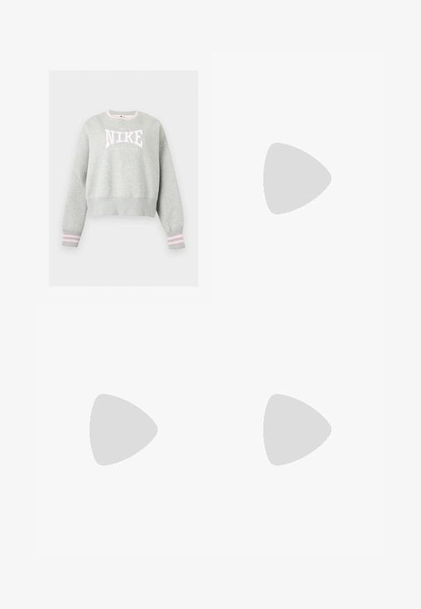 Ανοιχτό γκρι φούτερ Nike με ροζ και λευκό λογότυπο, ριμπ μανσέτες με ροζ ρίγες και ριμπ στρογγυλή λαιμόκοψη.; Ροζ αθλητικό cropped τοπ Nike με στρογγυλή λαιμόκοψη, φερμουάρ μπροστά και λεπτομέρειες από δίχτυ στα πλαϊνά. Διαθέτει το λογότυπο Nike και τη λέξη «PRKE» στο τελείωμα.; Σορτς σε βαθύ μωβ χρώμα με ελαφρύ σχέδιο, που διαθέτουν φαρδύ ζωνάρι μέσης και ροζ εσωτερική επένδυση. Περιλαμβάνει μια μικρή λεπτομέρεια λογότυπου στο πλάι.; Μαύρα αθλητικά παπούτσια με υφή στο πάνω μέρος, καφέ λεπτομέρειες και μωβ σόλα με αερόστρωση. Σχέδιο με κορδόνια και έντονη σήμανση.