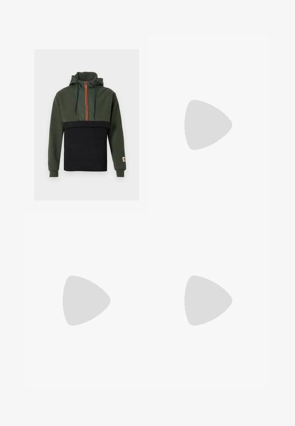 Sweat à capuche en molleton doux, avec une partie supérieure vert foncé et une partie inférieure noire, zippé orange et cordons ajustables.; T-shirt blanc uni à manches courtes et col rond, présenté à plat sur un fond blanc avec une étiquette GAP visible à l'intérieur du col.; Jeans en denim bleu clair avec une coupe droite, présentant cinq poches classiques, une fermeture à bouton et un léger dégradé pour ajouter de la texture.; Mocassins en cuir noir avec un bout arrondi, présentant une sangle décorative et une semelle en caoutchouc épaisse avec de profonds crampons pour une meilleure adhérence.