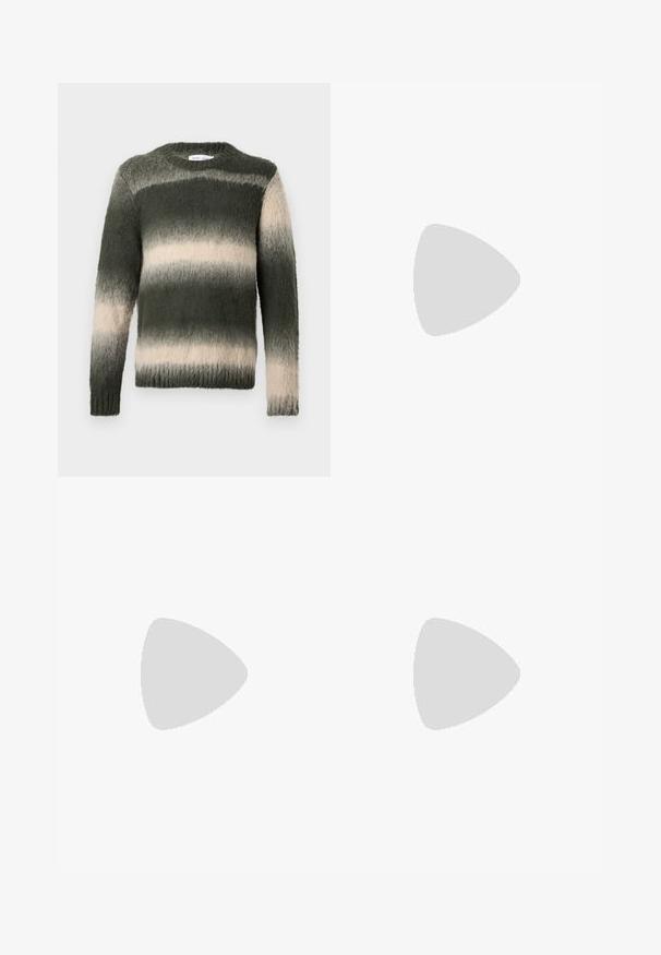Un pull rayé vert et crème avec une finition texturée et duveteuse. Il présente un col rond et des manches longues ; le motif ombré passe du sombre au clair.; Jean noir droit avec coutures orange, cinq poches, fermeture par bouton, et une petite étiquette Calvin Klein sur la poche avant droite.; Mocassins en cuir noir avec un bout arrondi, des détails cousus et un petit accent rouge au niveau du talon. Semelle en caoutchouc à profil bas.; Sac cabas noir avec doubles poignées, grande poche avant en cuir avec fermeture éclair et logo discret Calvin Klein au centre de la poche.