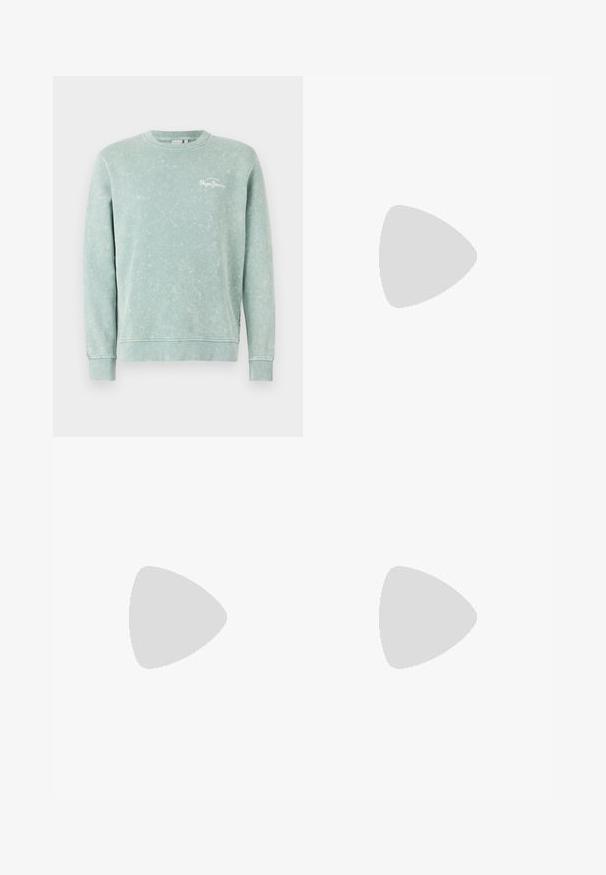 Sweatshirt vert clair en tissu doux, avec un col rond, des manches longues, des poignets côtelés et un petit logo blanc sur la poitrine.; T-shirt blanc à manches courtes en coton. Design à col rond avec un ourlet arrondi. Étiquette visible sur le côté inférieur gauche. Texture lisse.; Jean gris ajusté pour homme avec poches avant, passants de ceinture et fermeture à bouton sur fond blanc.; Baskets basses blanches avec semelle épaisse, laçage à l’avant, détails perforés et col rembourré sur un fond gris clair uni.