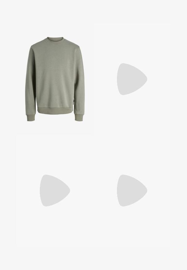 Sweatshirt vert olive à manches longues avec col rond, poignets et ourlet côtelés, design uni, présenté sur fond blanc.; T-shirt beige en coton à manches courtes avec poche poitrine ornée d'une petite étiquette rouge et blanche, présenté sur un fond uni.; Jean en denim bleu foncé avec une coupe droite, style cinq poches, rivets en cuivre et fermeture par bouton. Texture lisse avec un minimum de décoloration.; Baskets blanches avec des accents noirs et gris, présentant un embout texturé gris, une semelle en caoutchouc noir et des lacets plats blancs. Design épuré, style minimaliste.