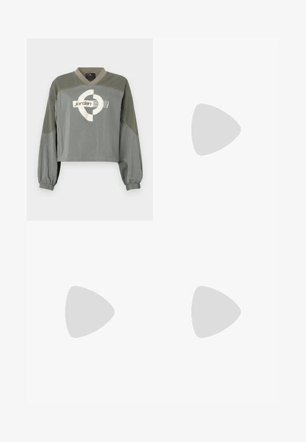 Pull-over court à manches longues avec des poignets élastiques, blocs de couleur vert-gris atténuée, et logo Jordan blanc centré sur la poitrine.; Pull marron à manches longues avec des rayures verticales texturées et un logo Puma blanc centré sur la poitrine sur un fond uni.; Pantalon de survêtement marron foncé avec taille élastique, poches latérales zippées, panneaux latéraux à carreaux et logo Puma blanc sur la jambe gauche.; Paire de chaussures en cuir noir style Mary Jane avec arrière élastiqué et bride velcro, avec un logo Puma discret sur chaque orteil.