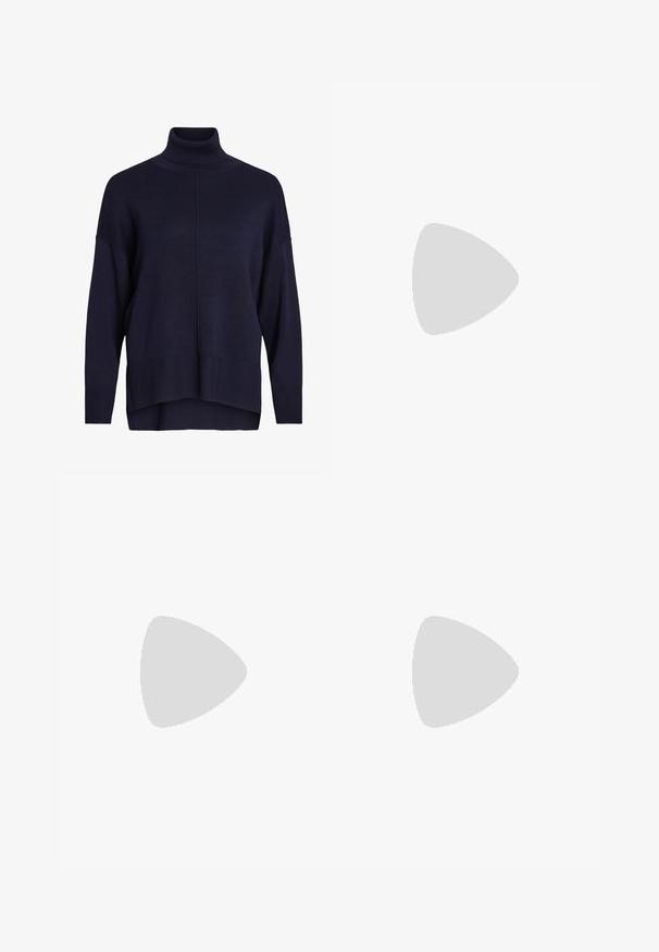 Pull à col roulé bleu marine avec une coupe décontractée, poignets et ourlet côtelés, présentant un détail de couture centrale et une texture douce.; Jean en denim bleu foncé évasé, doté d'une taille haute, de poches avant et de surpiqûres dorées. Texture douce avec une coupe traditionnelle.; Jambes portant des leggings côtelés foncés associés à des ballerines noires avec de petits détails en nœud sur fond blanc.; Petit sac à main noir brillant avec deux longues anses et des détails à cordon sur les côtés sur un fond clair uni.