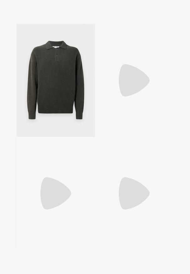 Mørkegrøn pullover sweater med krave, to-knaps placket og ribbet kant. Fremstillet af et struktureret, blødt materiale.; Sorte skræddersyede bukser med lige snit, der har knaplukning, lynlås og bæltestropper. Glat stof med sidelommer.; Sort læderloafer med grå remdetalje, lav hæl og tekstureret sål, mærket med "HUGO" i guld på siden.; Sort læderbælte med en glat overflade, der har en sølvmetalklausul og en klassisk rektangulær form.