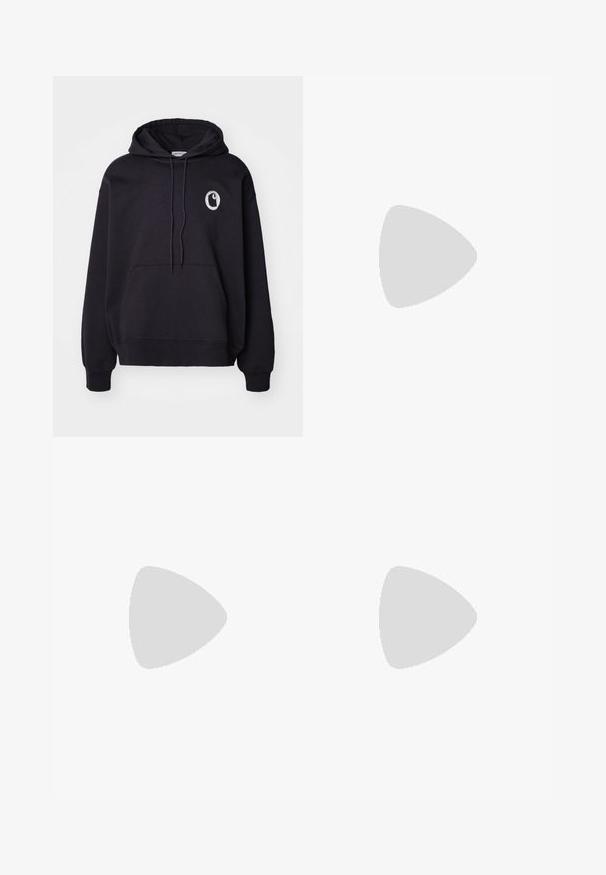 Sort hættetrøje lavet af blødt materiale, med en frontlomme i kangoorustil, snoretræk til hætten og et cirkulært logo på venstre bryst.; Hvid t-shirt med korte ærmer og rund hals med en lille sort Puma-logo på venstre bryst mod en lys baggrund.; Mørkegrå løstsiddende cargobukser med elastisk taljebånd, snøre og klaplommer på siderne, med Puma-logo på højre lår.; Sorte ruskinds sneakers med hvide detaljer og et guldlogo. Båret med lyseblå denimjeans og sat på en struktureret blå overflade.