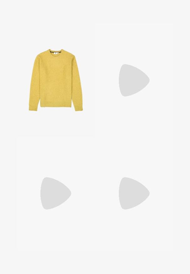 Pull-over jaune à manches longues avec col rond, à bords côtelés, posé à plat sur un fond blanc.; T-shirt blanc à manches courtes en coton avec un col rond, présentant une texture lisse et un design simple, sans motifs ni accents.; Jeans larges de couleur crème en denim, avec un design à cinq poches standard et une fermeture à bouton en métal à la taille.; Mocassins en cuir noir à bout arrondi, avec un design cousu, une semelle plateforme basse et une semelle en caoutchouc texturée et crantée.
