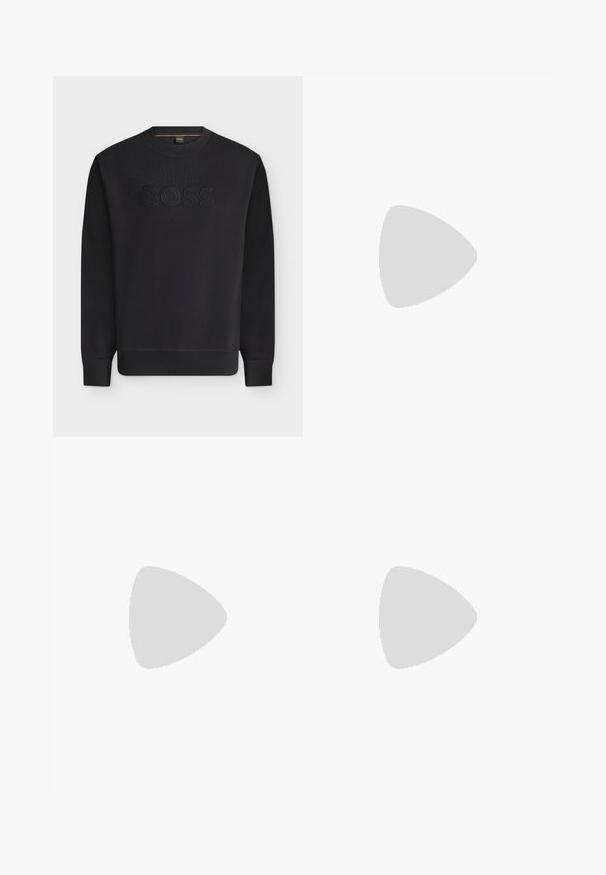 Sweat-shirt noir à manches longues col rond avec poignets et ourlet côtelés, avec texte noir en relief "BOSS" au centre devant.; Chemise blanche à manches longues avec boutons, rayures verticales discrètes et col pointu, présentée à plat sur un fond clair.; Pantalon beige sur mesure avec plis sur le devant, passants de ceinture et jambes droites, présenté sur un fond clair et uni.; Mocassins en cuir marron avec une finition lisse, des coutures de style mocassin, un bout rehaussé et une semelle en caoutchouc basse et flexible.