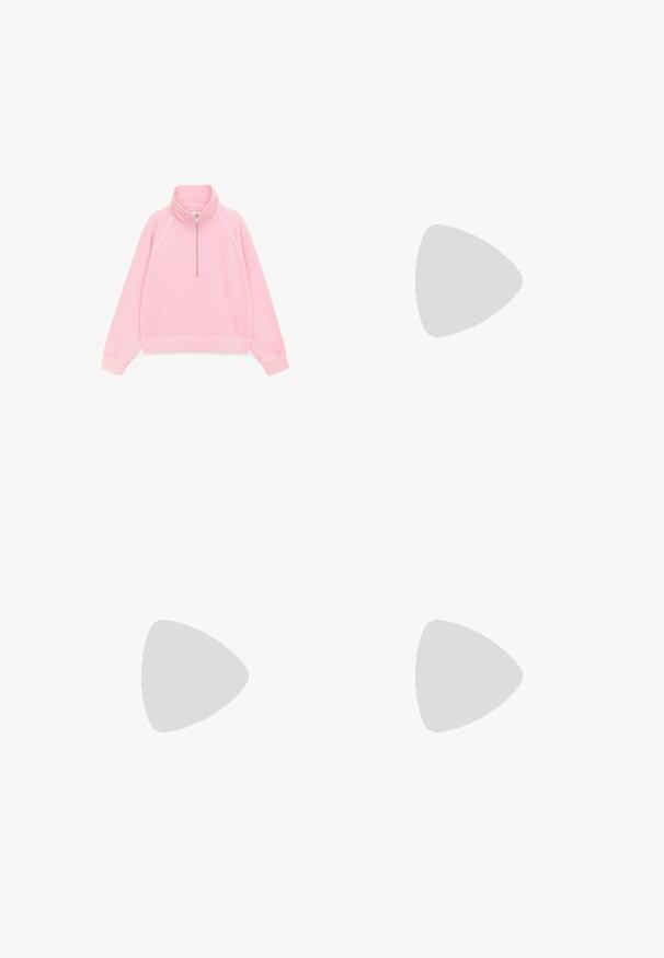 Pull rose à manches longues avec col montant et demi-fermeture éclair sur le devant, en tissu doux, présenté à plat sur fond blanc.; T-shirt blanc à manches courtes en tissu doux. Dispose d'un col rond et d'un design simple et épuré avec un ourlet droit.; Jean en denim noir avec une coupe droite, présentant un style classique à cinq poches et une fermeture à bouton. Texture lisse, décoloration minimale.; Chausson en daim rose à enfiler avec doublure douce, bout arrondi et semelle en caoutchouc marron, vu de côté sur fond blanc.