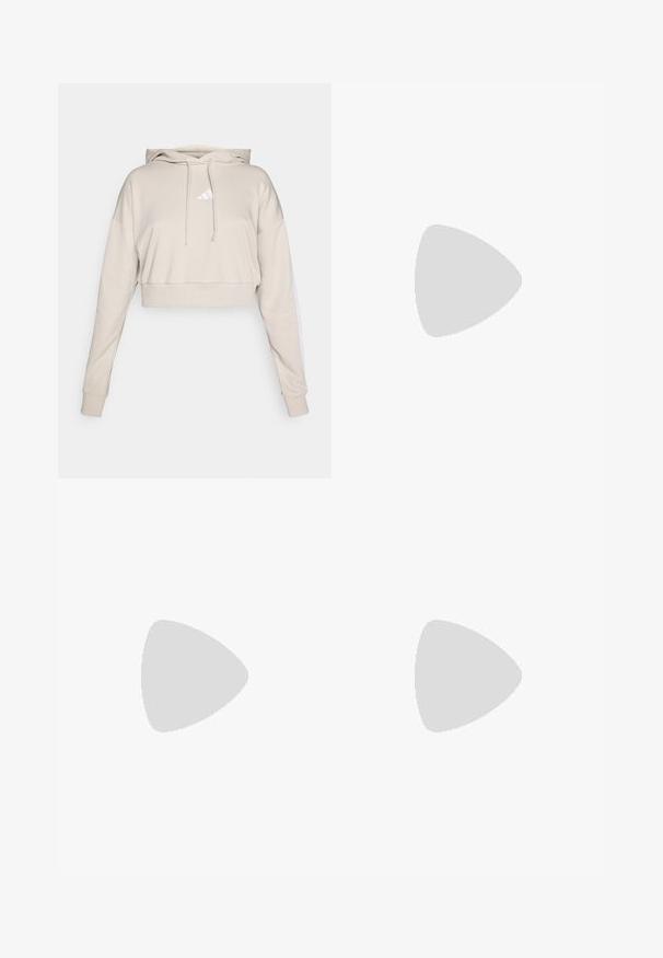 Sudadera cropped de color beige claro con capucha, que presenta un logo triangular blanco y franjas laterales blancas. Fabricada en un tejido suave y texturizado.; Mallas de cintura alta en color beige con textura acanalada, con una cinturilla suave y piernas ajustadas, diseñadas para comodidad y flexibilidad.; Zapatillas blancas voluminosas con parte superior de piel lisa, punta redonda y suela gruesa texturizada con un logo de la marca visible en el lateral.; Bolso cruzado de cuero blanco con forma redonda, cierre superior con cremallera y correa ajustable. Sutil logo de la marca grabado en la parte frontal.