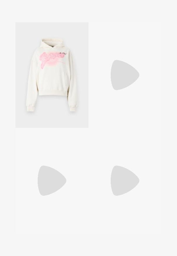 Sudadera recortada de color crema hecha de tejido suave. Presenta un diseño gráfico en rosa y un bolsillo frontal. Incluye capucha con cordones y puños acanalados.; Vaqueros de mezclilla azul claro de cintura alta con piernas rectas y anchas, bolsillos delanteros, trabillas para cinturón y cierre de botón y cremallera.; Zapatillas de cuero blancas con detalles de ante beige y cordones blancos. Presentan una puntera redondeada y una suela acolchada para mayor comodidad.; Pequeña bolsa de hombro de cuero beige con correa ajustable y logotipo de Calvin Klein en relieve en el centro delantero.