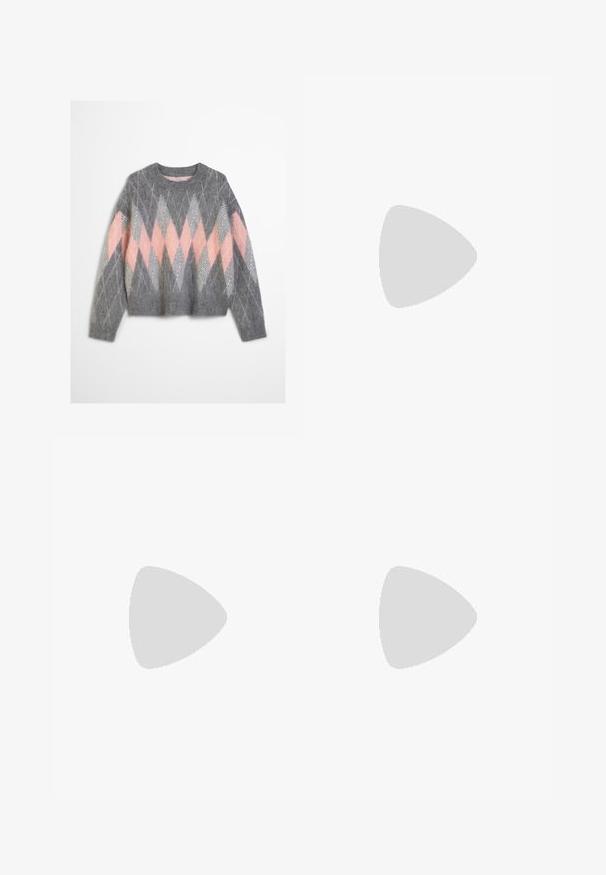 Pull en laine gris avec un motif en losanges rose et gris clair. Encolure arrondie et ourlet inférieur côtelé. Texture douce, manches longues.; Chemise en velours côtelé vert olive foncé, avec un col, des boutons sur le devant et une poche sur la poitrine gauche. Texturée avec des rayures verticales.; Pantalons à jambes larges en tissu lisse et beige. Dotés d'une fermeture à bouton sur le devant, de passants de ceinture et de poches latérales. Lignes épurées sans motifs visibles.; Chaussure noire en cuir à double boucle avec des détails perforés flottant au-dessus d'un banc en bois à l'extérieur avec de l'herbe verte et des plantes en arrière-plan.