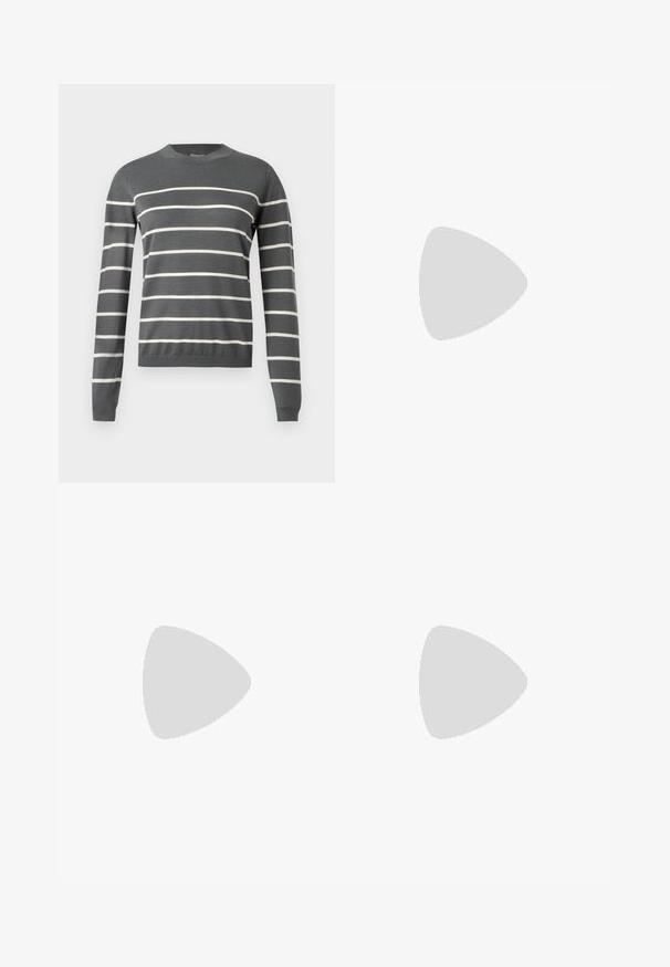 Pull gris à manches longues et col rond. Présente des rayures blanches horizontales. Texture douce, poignets et ceinture côtelés.; Chemise blanche à manches longues en coton lisse. Présente un col pointu et une patte de boutonnage avant avec une texture subtile et une coupe cintrée.; Pantalon taille haute à jambes larges couleur vert olive avec poches plaquées à l’avant et fermeture boutonnée à la taille.; Escarpins en cuir noir avec une pointe fine, une bride ajustable et un talon aiguille élégant, présentant une finition lisse.