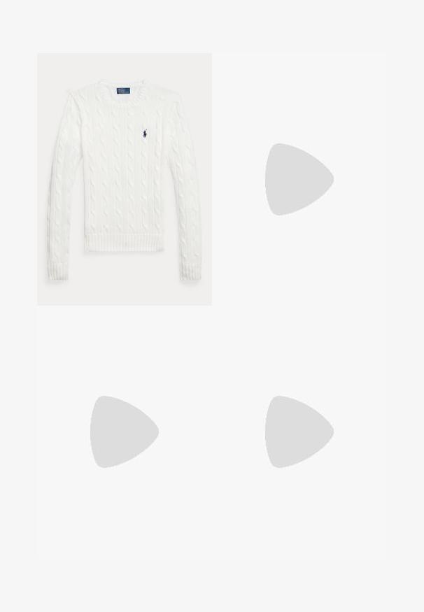 Witte kabelgebreide trui met lange mouwen, een ronde hals en een klein marineblauw Polo Ralph Lauren-logo op de linkerborst.; Hemden met lange mouwen in lichtroze met witte en blauwe strepen, voorzien van een klein geborduurd logo op de borst, gemaakt van katoenen stof.; High waist wijde mosterdbruine broek met voorplooien en een bijpassende riem met een rechthoekige metalen gesp.; Witte leren instappers met een getextureerde afwerking, ronde neus en geweven accent. Lage houten hak en minimalistisch ontwerp.