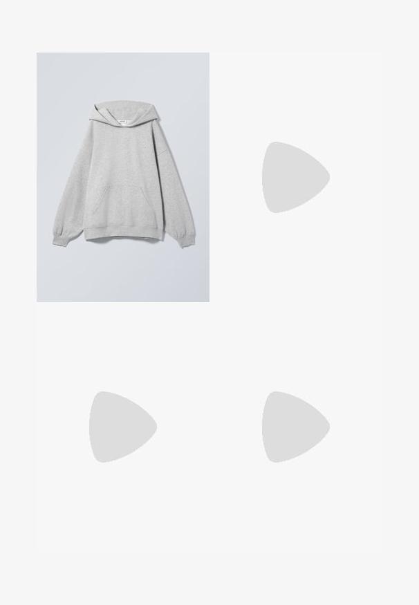 Lichtgrijze hooded sweater met lange mouwen, voorzak, geribde boorden en een "Weekday" label binnenin de kraag.; Zwarte geribde legging met een brede, elastische tailleband. De stof lijkt rekbaar en gestructureerd, eindigend net boven de enkel.; Witte chunky sneaker met dikke zool, vetersluiting en "Buffalo"-branding op de zijkant en hiel.; Zwarte stoffen heuptas met zilveren rits en verstelbare band, voorzien van klein wit "Bimba y Lola"-logo aan de voorkant.