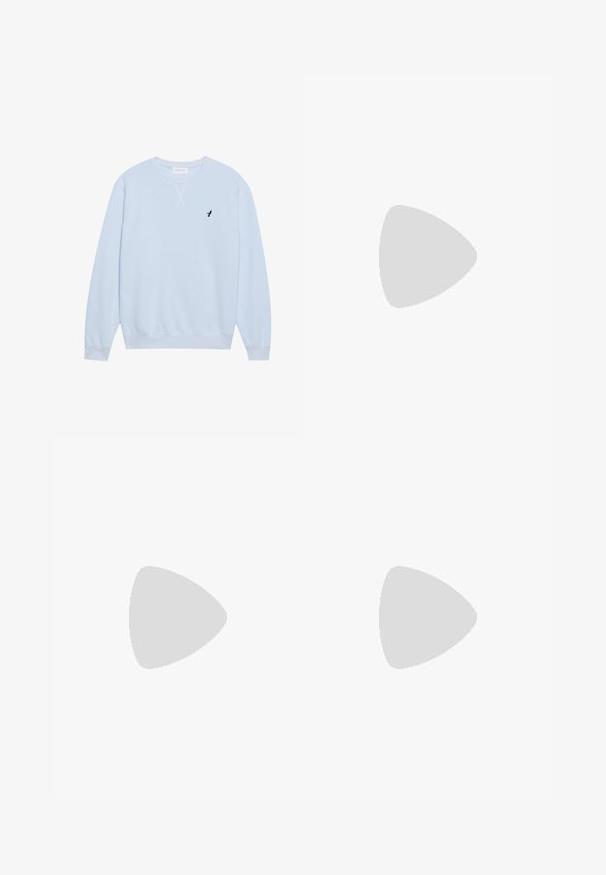 Sweatshirt bleu clair en coton avec un col ras du cou, des poignets côtelés et un logo d'oiseau noir brodé sur la poitrine gauche.; T-shirt en coton bleu marine avec un design graphique beige clair représentant des plantes et des animaux, y compris un cheval, ainsi que des éléments textuels. Encolure arrondie.; Jeans en denim bleu avec une coupe droite, présentant des zones délavées, un design à cinq poches et des éléments métalliques. Look classique et polyvalent.; Mocassin en daim marron flottant au-dessus d'un tapis beige texturé dans un salon avec une table basse en bois et des livres empilés.