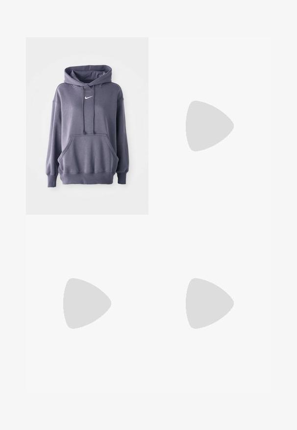 Grå hættetrøje med en frontkangorupocket, snøre i hætten og hvidt logo på brystet. Materialet ser blødt og struktureret ud. Ribstrikkede manchetter og kant.; Beige cargo bukser med brede ben, to store sidelommer, lommer foran og snoretræk detalje ved kanten. Fabrik af bomuldsblanding.; Sort atletisk sko med tekstureret mesh-overdel, sølv accenter, svangstøtte og polstret sål med en fremtrædende segmenteret design.; Sort nylon tote taske med to solide håndtag og lynlås lukning. Har et fremtrædende hvidt Nike swoosh-logo i et horisontalt stribet design.