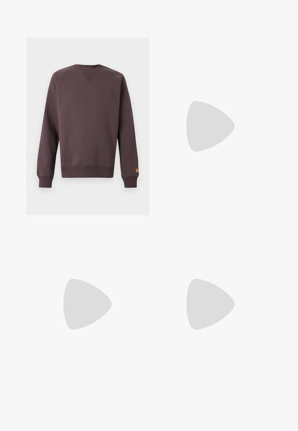 Sweat-shirt marron avec un tissu texturé, col rond côtelé et poignets. Présente un petit logo jaune sur la manche gauche.; Chemise à carreaux de couleur claire avec des manches longues, un devant à boutons et une poche poitrine avec un patch logo. Matière en coton au toucher doux.; Pantalon droit noir avec fermeture à boutons et à glissière, passants pour ceinture, présenté à plat sur un fond clair.; Baskets de sport noires et grises avec un tige en mesh et en suède, présentant une semelle intermédiaire blanche, des lacets et un logo "N" audacieux sur le côté.