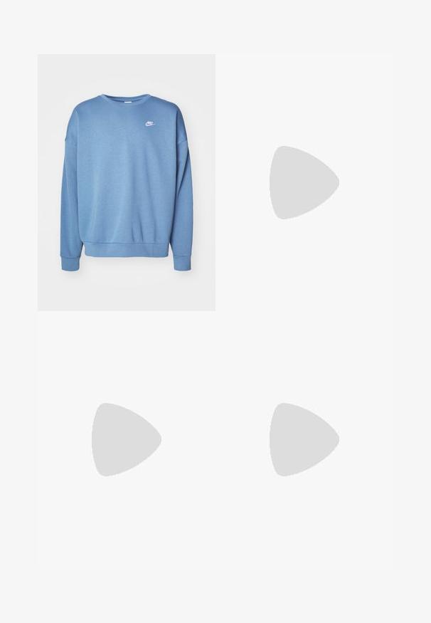 Sinine dressipluus, mis on valmistatud pehmest kangast, ümmarguse kaelusega, pika varrukaga, soonikkoes mansetid ning väikese valge Nike logoga rinnal.; Piklike valge puuvillane särk pikkade varrukatega, millel on rinnanupuga ruudukujuline logodeklee. Lihtne disain ümarate kaelaaukude ja mansettidega varrukate ning.; Hele sinine sirge jala teksapüksid, mis on valmistatud denimi kangast, oma sõlme sulgemise, viie tasku ja kontrastse õmblusega.; Valge Nike Air Force 1 toss hallika Nike logoga, hõljumas kivil pinnal ja halli kivitahvli taustal.