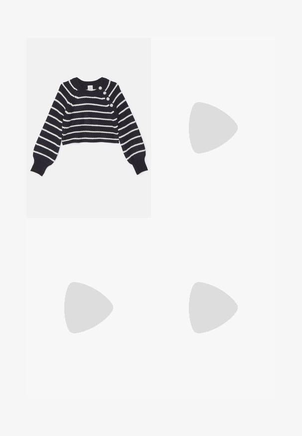 Cinq à Sept KEREN  - Svetrík - navy/ivory; Mother THE HUSTLER ROLLER SNEAK - Široké nohavice - not today satan; Čierna kožená pánska mokasína s penny pásikom a detailným prešitím pozdĺž zaoblenej špičky, plochou podrážkou a nízkym podpätkom.; Čierna kožená kabelka s mäkkým trojuholníkovým tvarom a strieborným kovovým zapínaním na jednoduchom bielom pozadí.