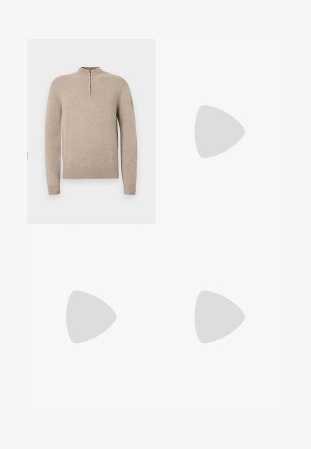 Pull-over en tricot beige avec un col à zip mi-hauteur, des poignets et un ourlet côtelés. Texture lisse avec une silhouette ajustée.; Chemise à manches longues boutonnée avec un col pointu, présentant des rayures verticales marron et blanches sur un fond clair.; Jean en denim bleu foncé à jambes larges avec poches avant, passants de ceinture, fermeture par boutons et légère décoloration sur les cuisses et les genoux.; Mocassin en cuir noir flottant au-dessus d'un tapis beige avec des meubles arrondis marron en arrière-plan.
