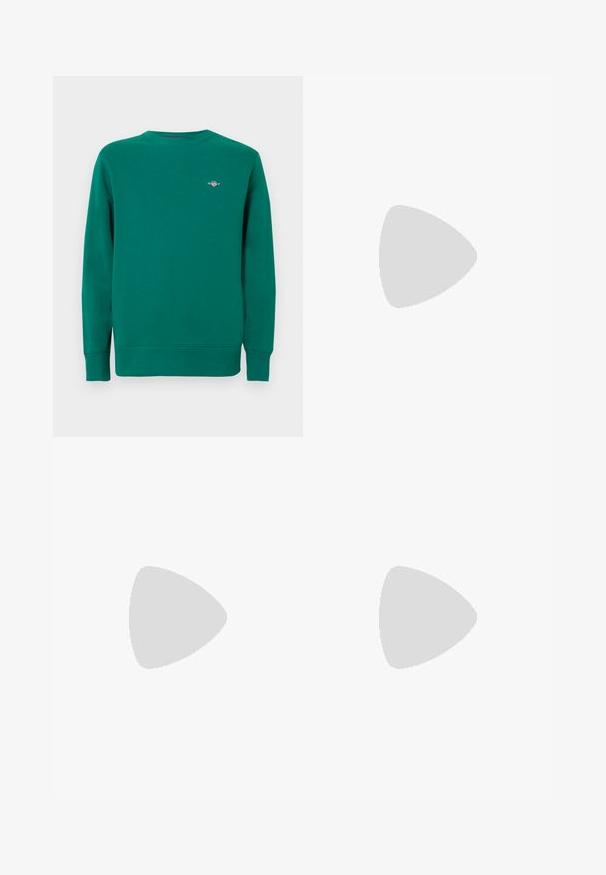 Sweat-shirt vert en tissu texturé, avec col rond et poignets côtelés. Comprend un petit logo sur le côté gauche de la poitrine.; Pantalon large à rayures verticales bleu foncé avec fermeture éclair et bouton, quatre poches, et détails de coutures contrastantes blanches.; Bottine en cuir noir avec une finition brillante, design à lacets, col rembourré et semelle en caoutchouc robuste avec des grips de traction.; Ceinture en cuir marron avec une boucle rectangulaire en métal foncé mat, partiellement enroulée sur un fond blanc uni.
