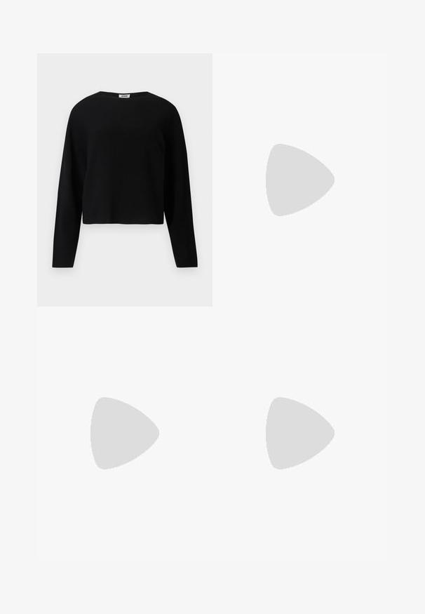 Pull en maille noir à manches longues, court, avec un col rond et une coupe décontractée, présenté sur un fond blanc.; Jean bleu clair à jambes larges avec taille haute, bouton à l'avant et poches, présentant un motif floral subtil lavé sur les jambes.; Chaussure plate en cuir noire à bout pointu avec petit talon, vue de profil sur fond blanc.; Sac à bandoulière en cuir couleur crème avec fermeture à rabat, quincaillerie argentée, une bandoulière réglable et un logo discret.