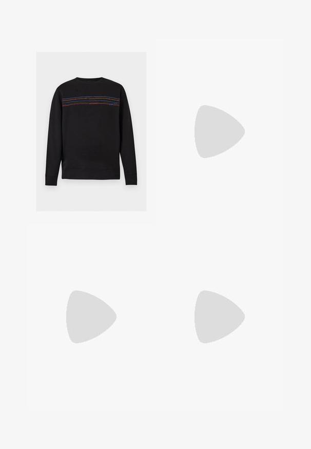 Sweat-shirt noir col rond à manches longues avec cinq bandes horizontales cousues en bleu, orange et rouge sur la poitrine.; Jean en denim bleu à jambes évasées avec un design classique à cinq poches, fermeture à bouton à l'avant et légères décolorations pour ajouter de la texture.; Mocassin homme en cuir noir avec un petit talon et une couture de style mocassin sur l'avant, vu de côté sur un fond uni.; Sac bandoulière en cuir marron foncé texturé avec une sangle réglable et un petit accent décoratif bleu sur le côté.