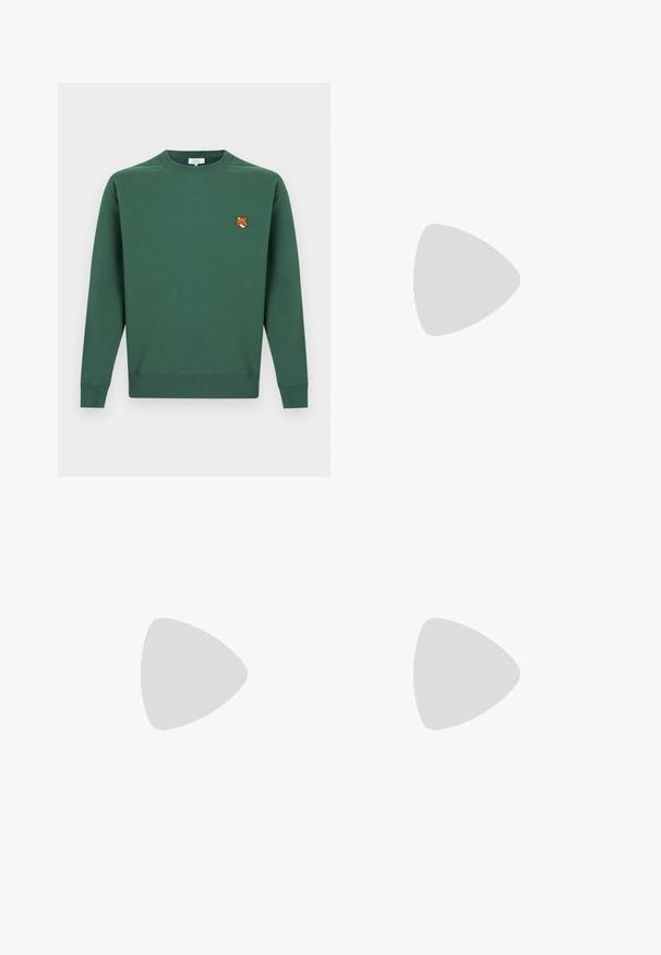 Sweat-shirt vert foncé à col rond avec manches longues et une petite tête de renard brodée sur le côté gauche de la poitrine.; T-shirt en coton blanc avec un col rond classique, des manches courtes et un ourlet droit. Texture lisse, sans motifs ni accents.; Jean en denim bleu foncé avec une coupe droite, présentant des coutures visibles et une ceinture standard avec une fermeture à bouton en métal.; Baskets basses en cuir marron foncé avec semelle en caoutchouc noire, lacets à l'avant et design minimaliste épuré sur fond clair.