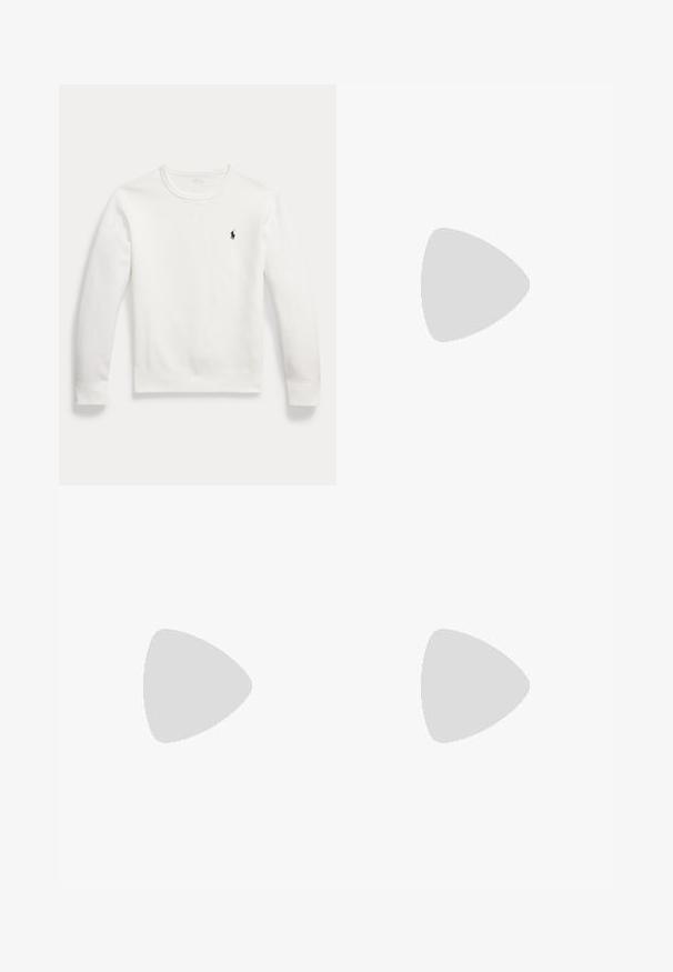Hvid langærmet crewneck-sweatshirt med en lille sort broderet Polo Ralph Lauren-logo på venstre bryst.; Lyserød langærmet skjorte med knapper, med subtile striber og et lille broderet logo på venstre bryst.; Beige fløjlsbukser med broderede hundemotiver, lige ben, fem lommer og knaplukning foran.; Sort læderloafer med lav hæl og pennyremdetalje, vist fra siden på en lysegrå baggrund.